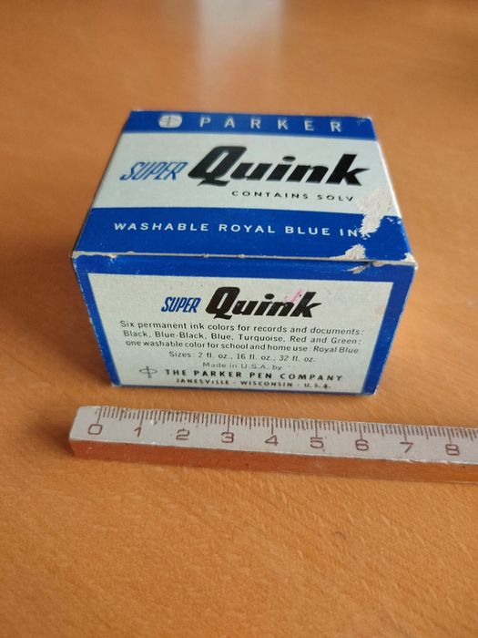 Conjunto de frascos de tinta antigos.