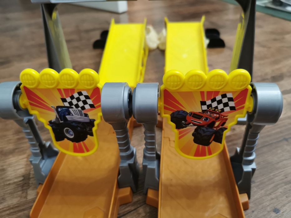 Zestaw Blaze i mega maszyny. Wyścig w błocie.