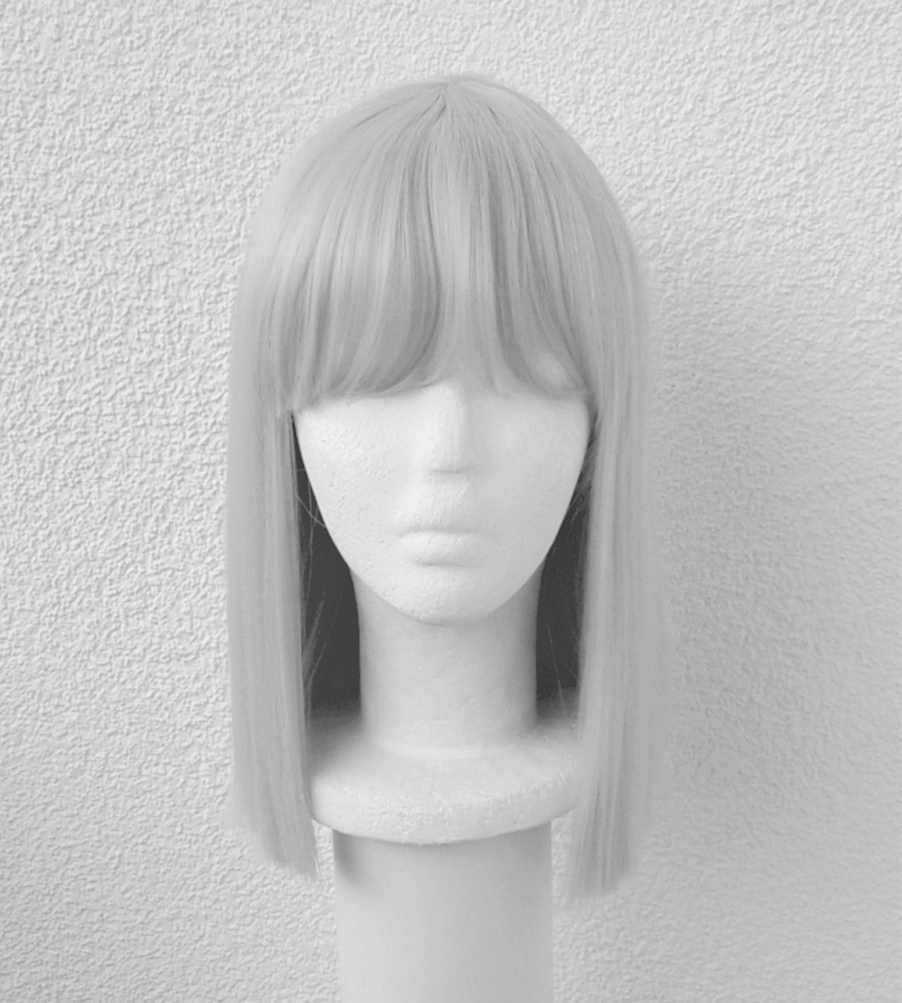 Krótka szara peruka z prostą grzywką bob cosplay szary wig siwa siwy