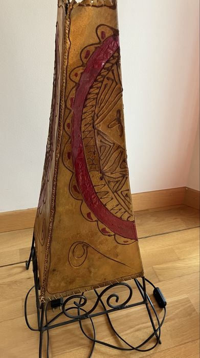 Candeeiro de chão, em couro pintado (Tunisia)