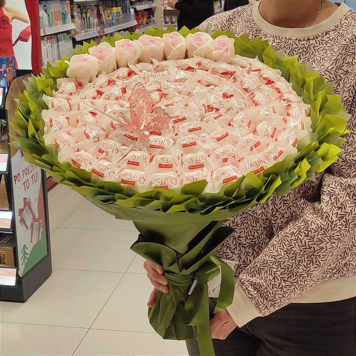 Prezent na 70 Urodziny. Bukiet Raffaello 70 szt i mydlanych róż. Ślub