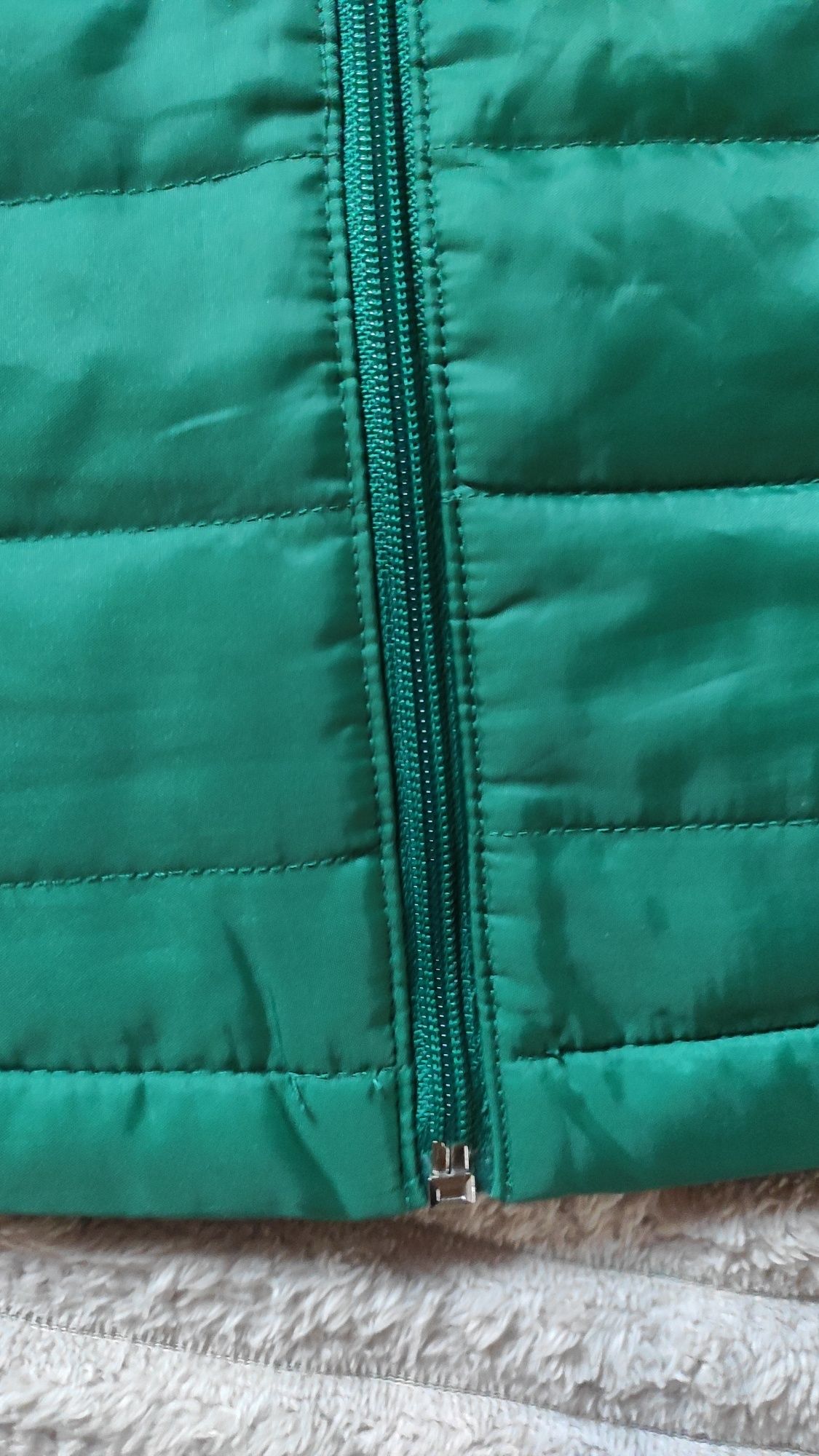 Яркая зелёная демисезонная куртка с карманами