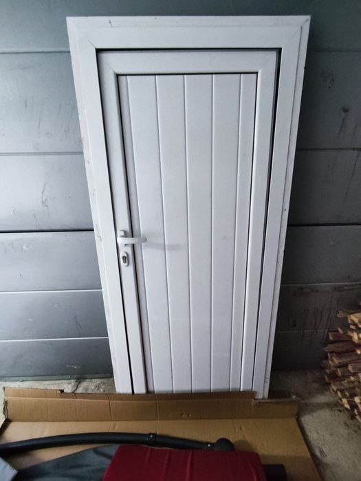 Porta de alumínio branco com aro