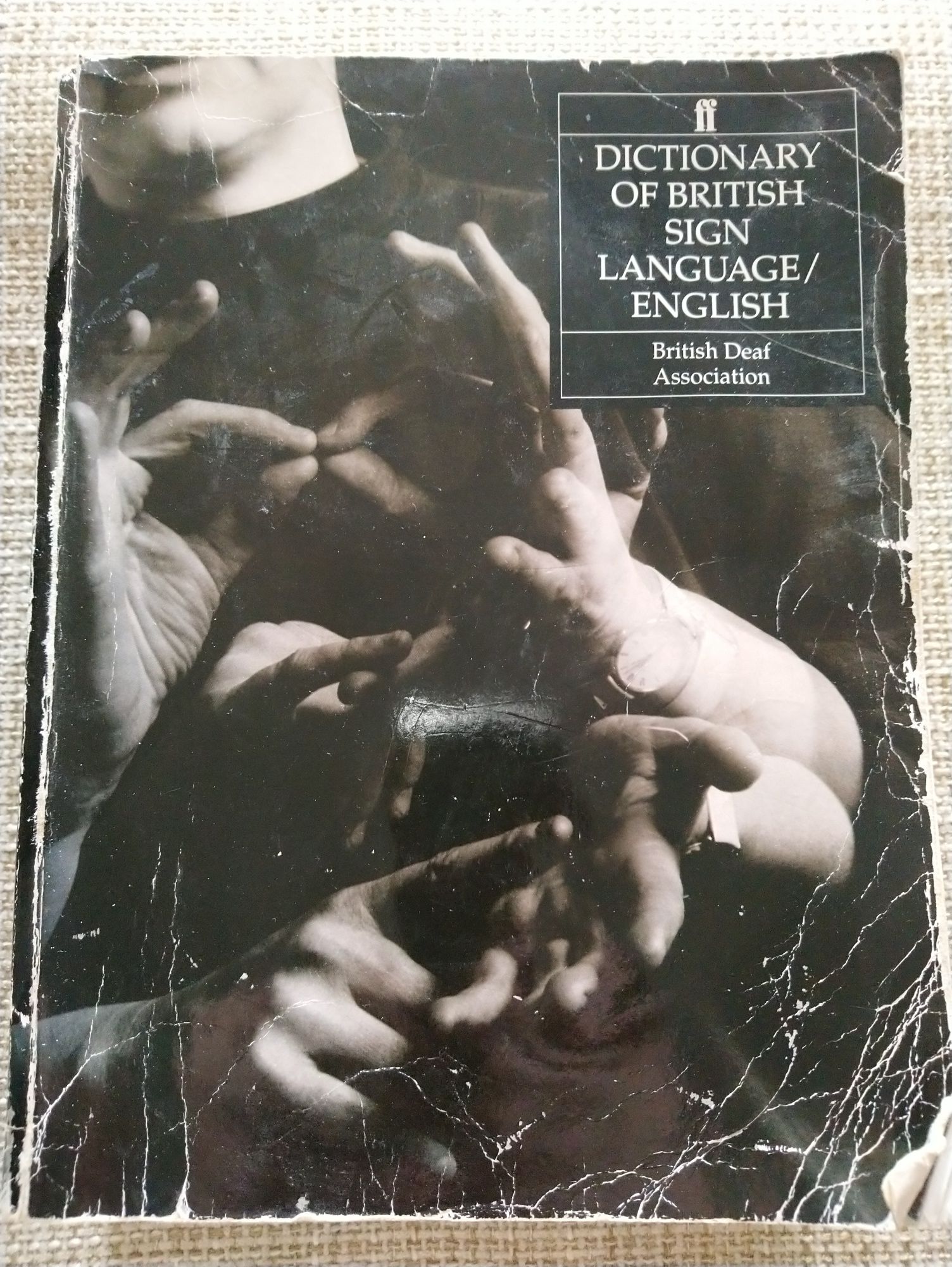 Книга словник мови жестів Dictionary of British Sign Language на англі