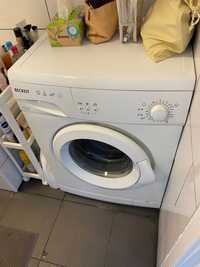 Máquina de lavar roupa Becken em pleno funcionamento