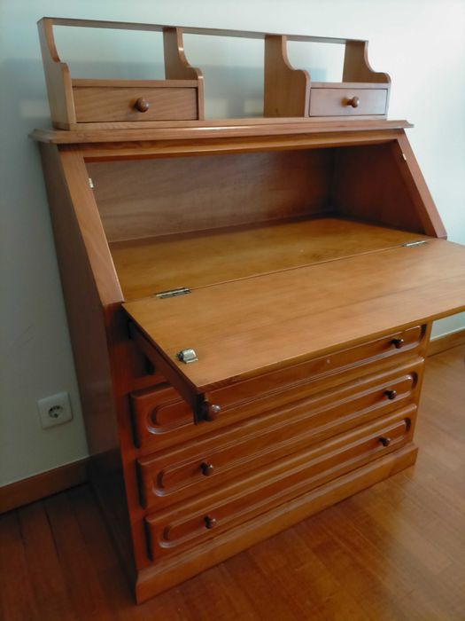 Escrivaninha com 5 gavetas em ótimo estado