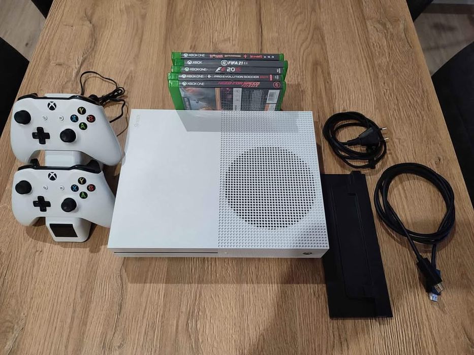 Xbox one S 1TB  2 pady oraz gry