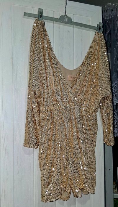 Kombinezon w kolorze złotym.