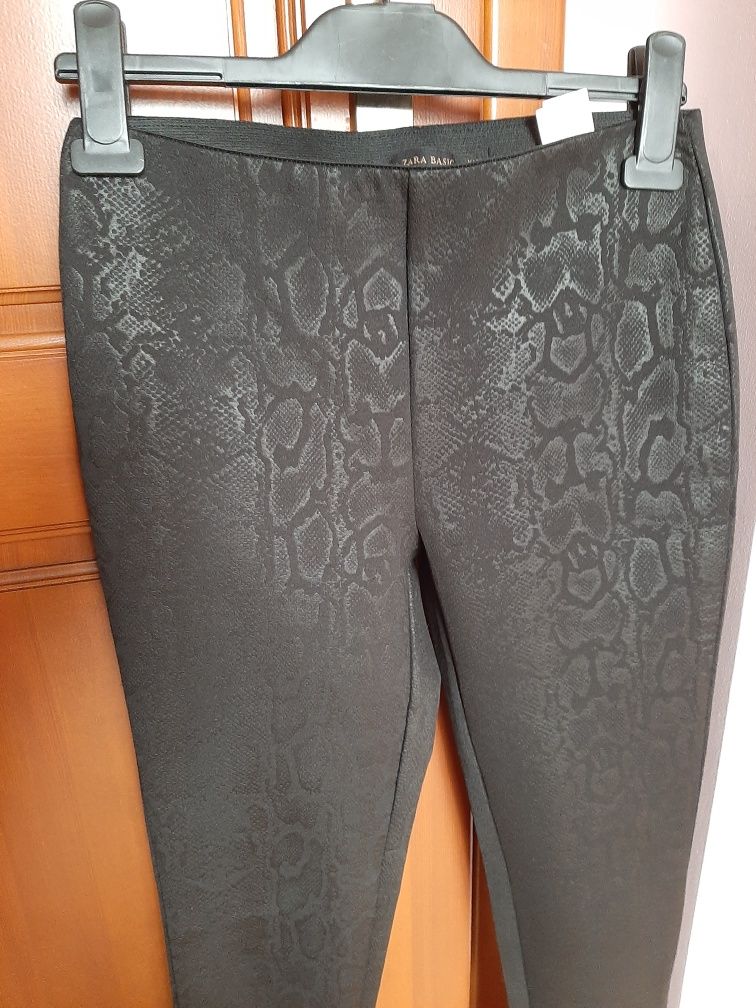 Legginsy czarne z wężowym wzorem, marki Zara, rozmiar S
