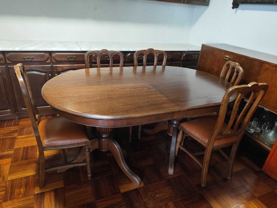 Mesa de jantar em madeira maciça mais 6 cadeiras almofadadas em pele