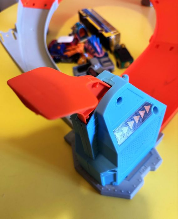 Pista Hot Wheels + 13 carrinhos