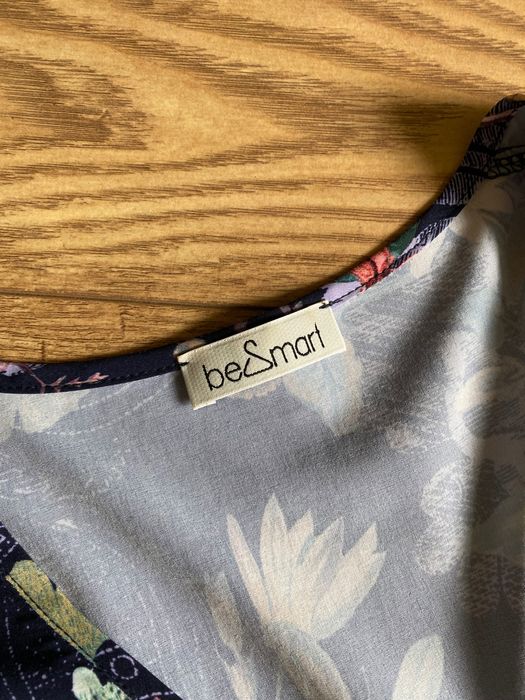 Sukienka granatowa fioletowa w kwiaty, falbanki