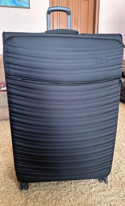 Продається велика валіза чорного кольору