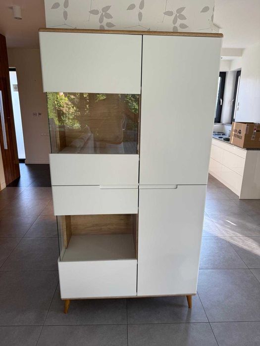 Wysoka witryna do salonu Vincet Agata Meble