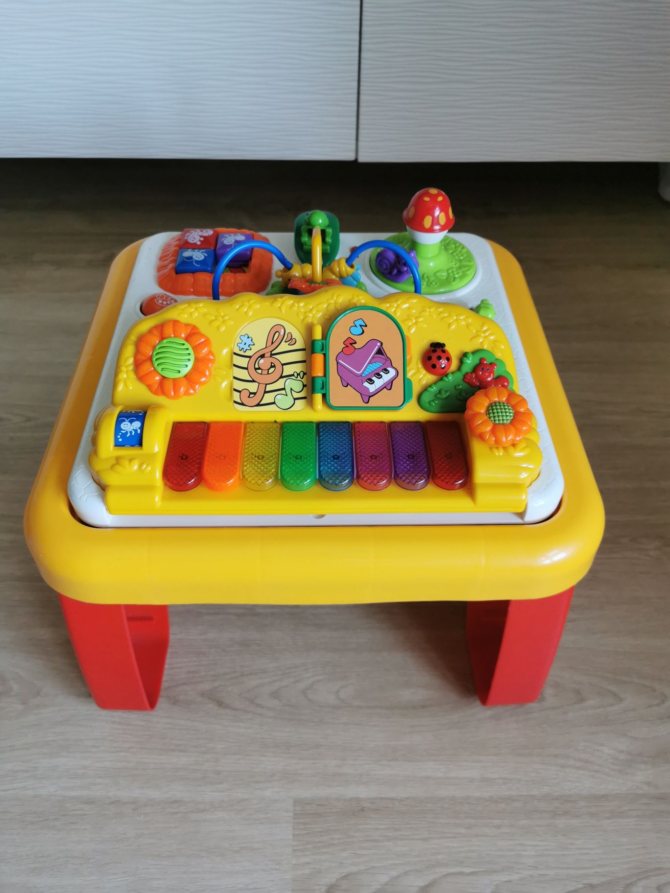 Mesa de Atividades Chicco 2-em-1 com Piano e Base de Construções