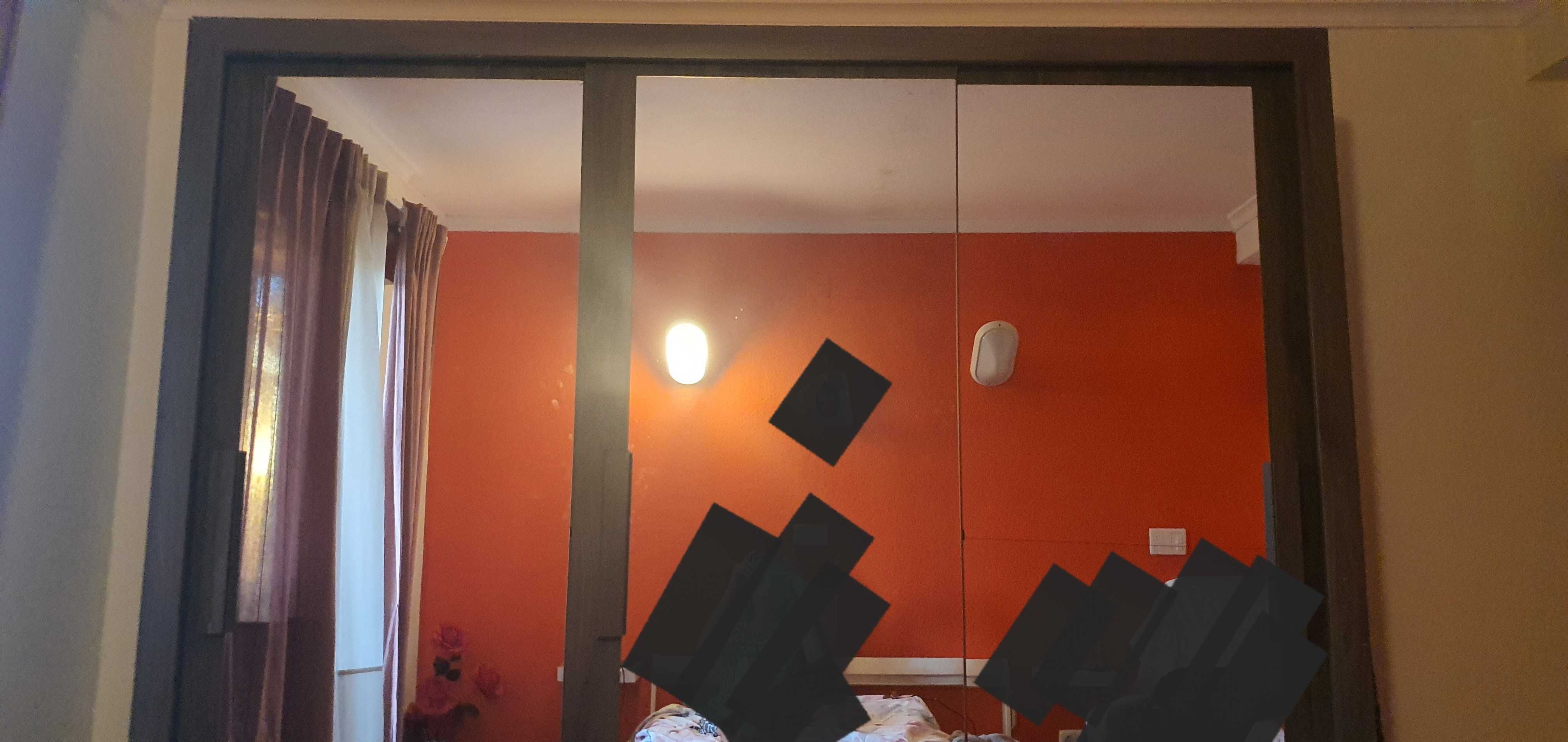 Roupeiro de três portas com espelho