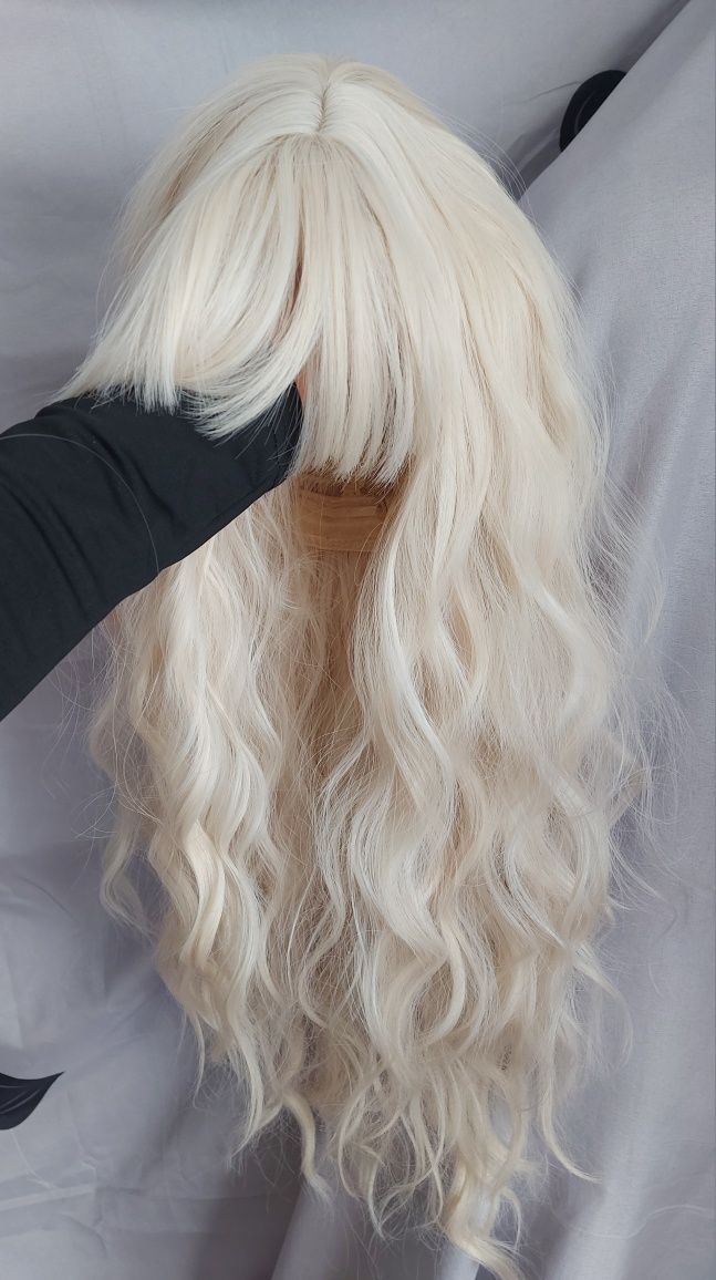 Peruka długie włosy syntetyczne, fale. Kolor bardzo jasny blond,barbie