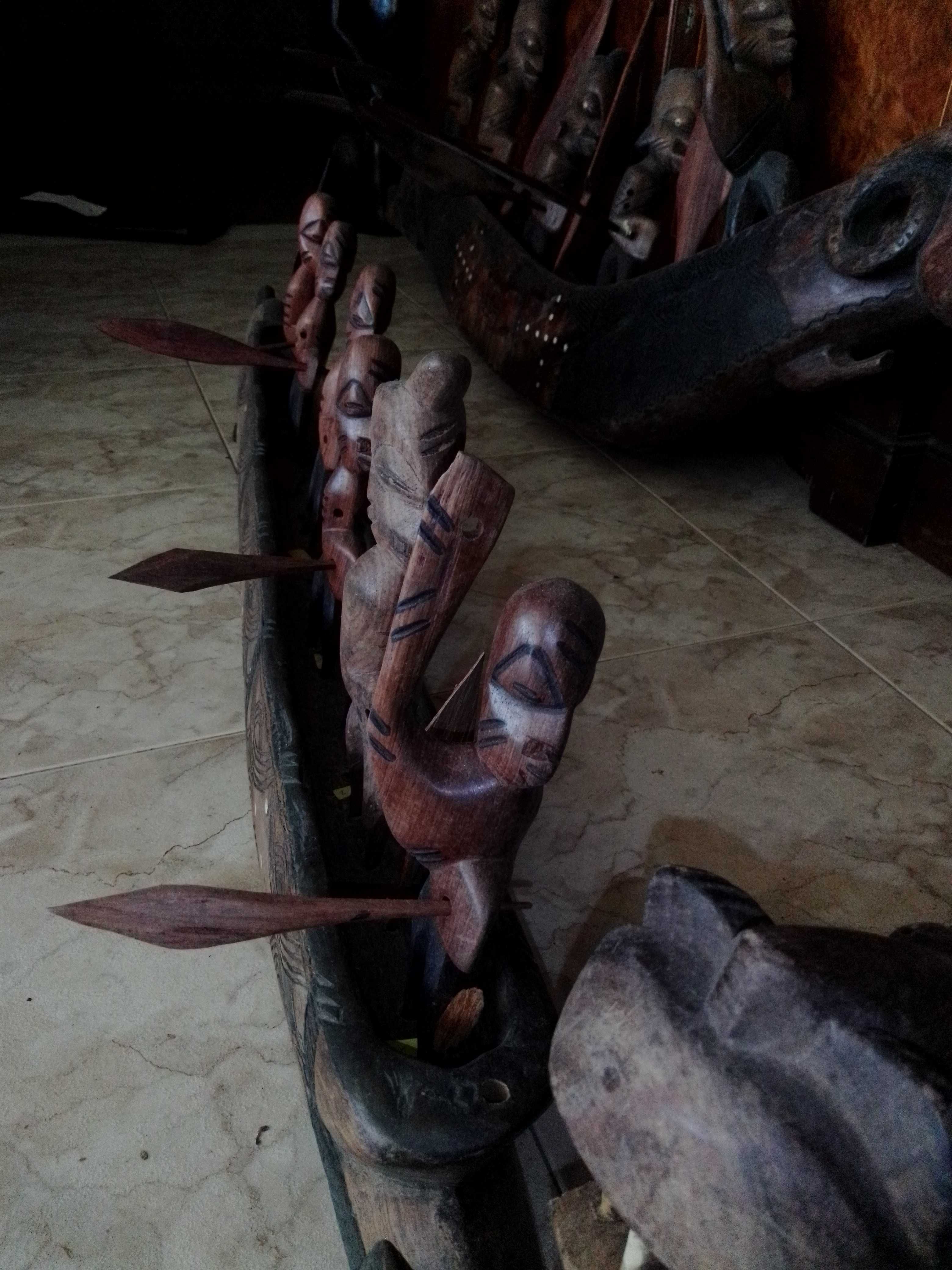 arte africana canoas com guerreiros peças unicas