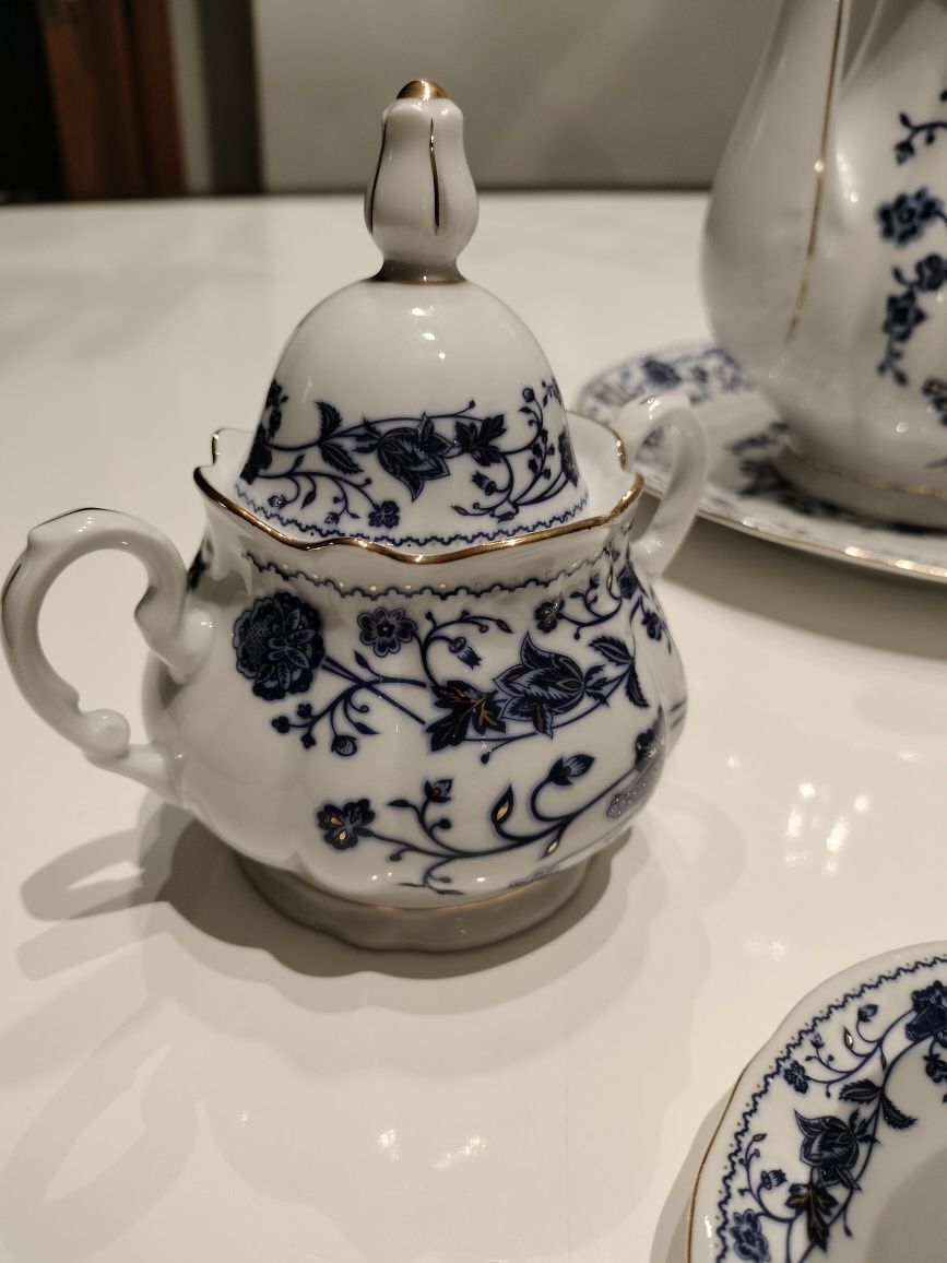 Conjunto de chá. Porcelana LG Limoges decorada a mão