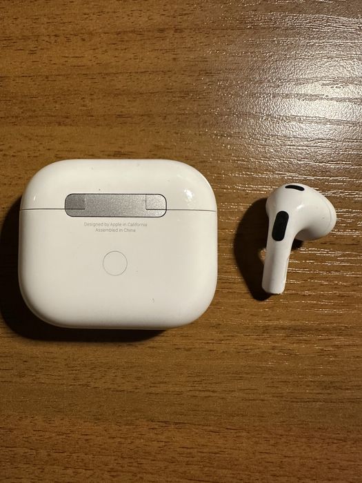 Продам наушник AirPods 3 правый с кейсом А 2565