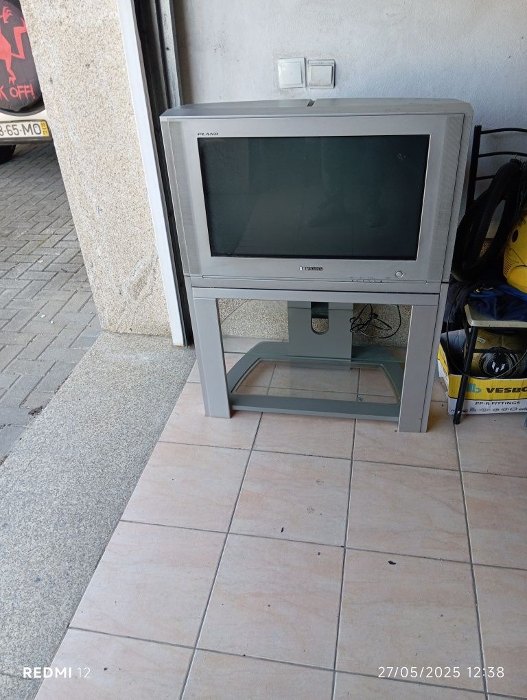 Televisão com móvel 32 polgadas