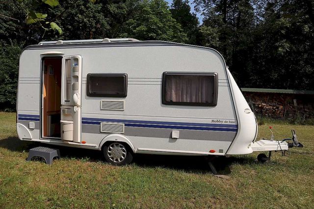 Przyczepa Hobby De Luxe 440 SF z 2008 r. – zadbana i wygodna