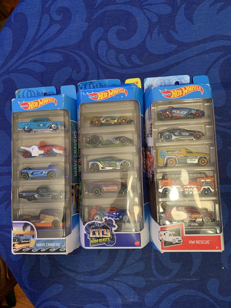 3 conjuntos hot wheels novos.5 carros cada. Valor na descricao