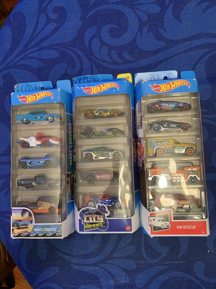 3 conjuntos hot wheels novos.5 carros cada. Valor na descricao