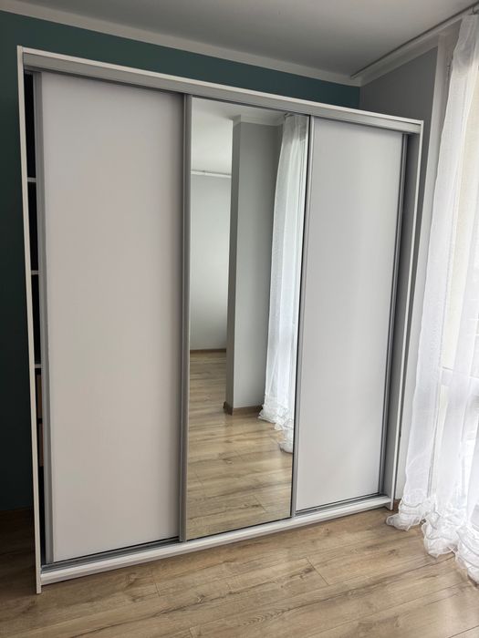 Biała szafa przesuwna 180 cm z lustrem