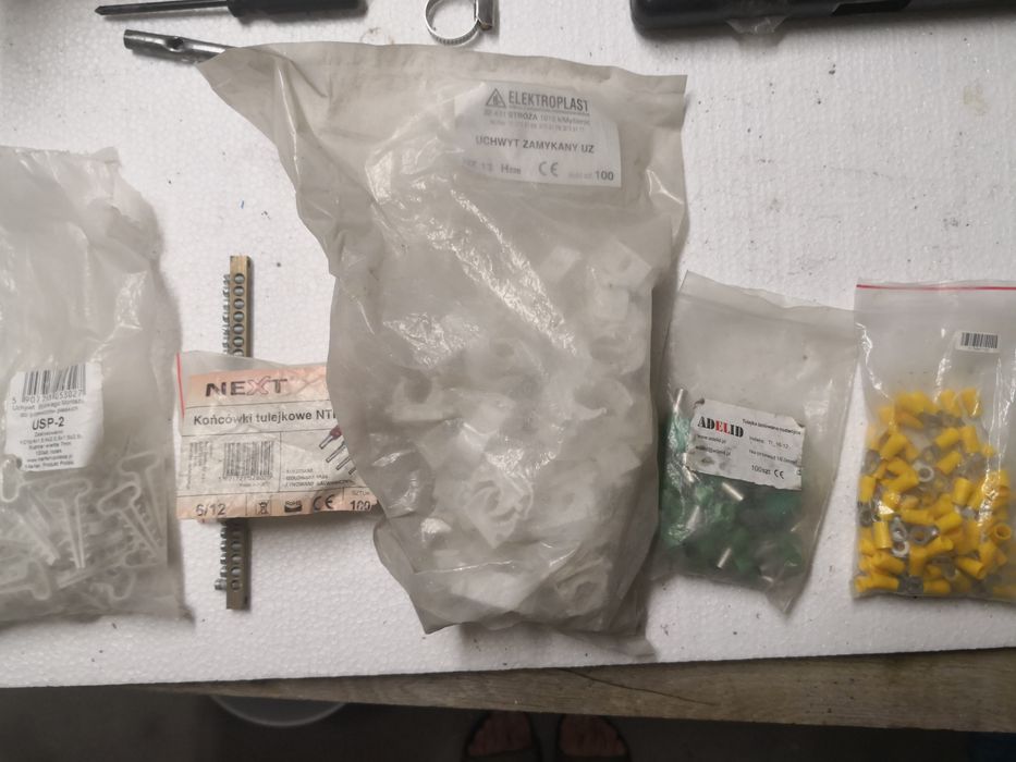 Uchwyty kablowe, szyna, tulejki