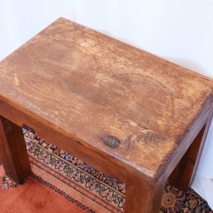 Mesa pequena rústica em madeira lisa