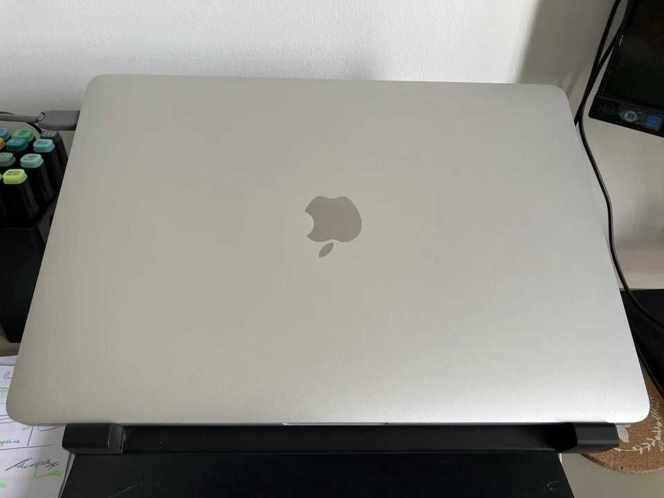 MacBook Pro 13 cali z 2020 roku