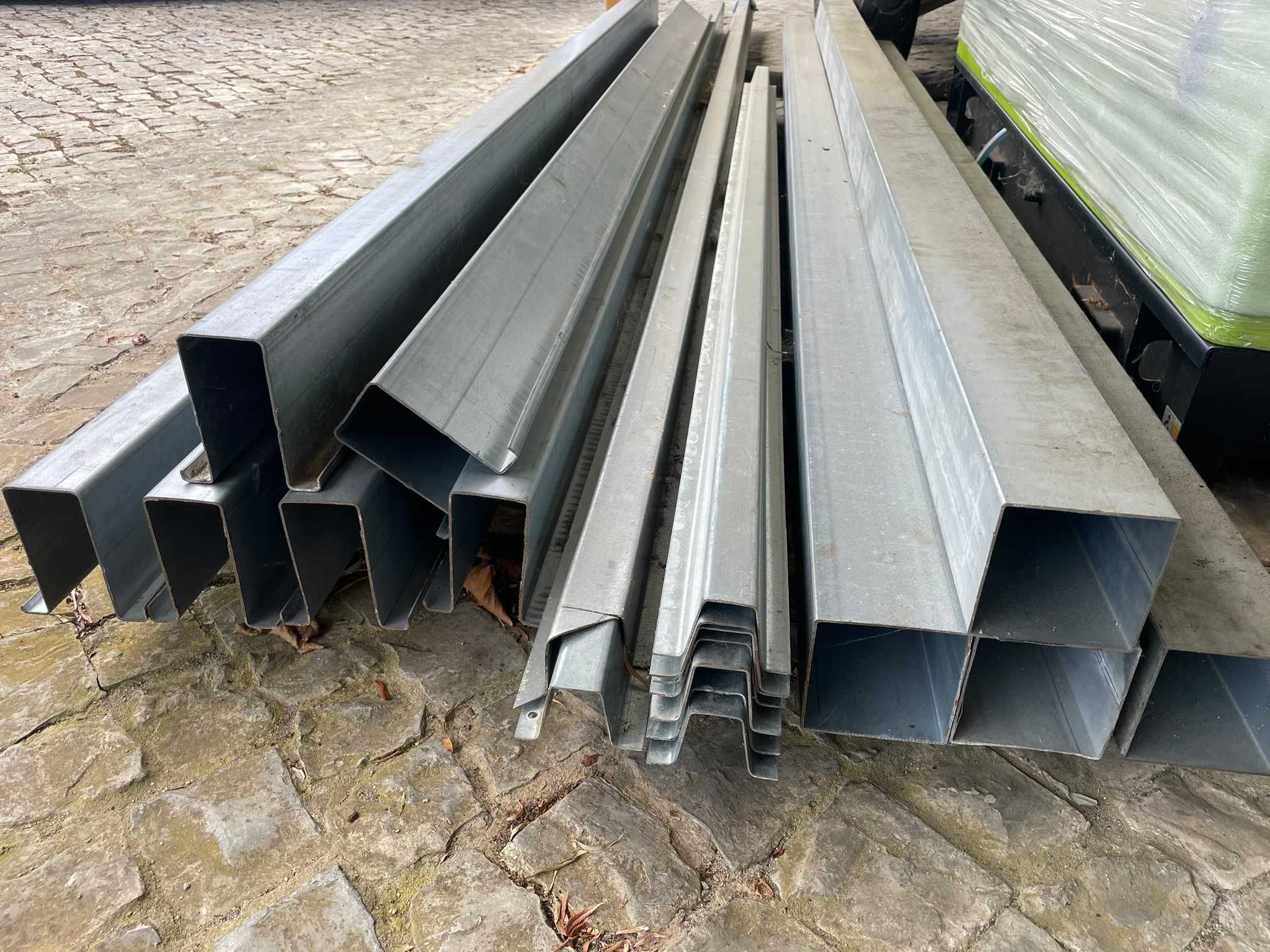 Conjunto de calhas e tubos galvanizado