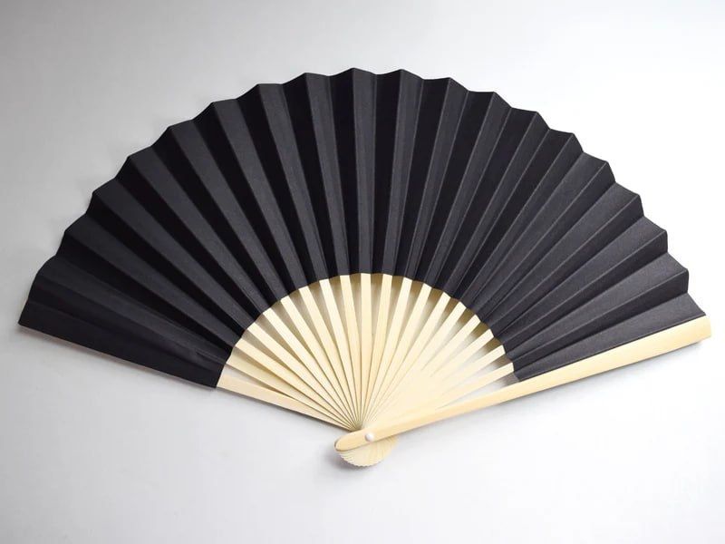 Ручной веер из бумаги и бамбука