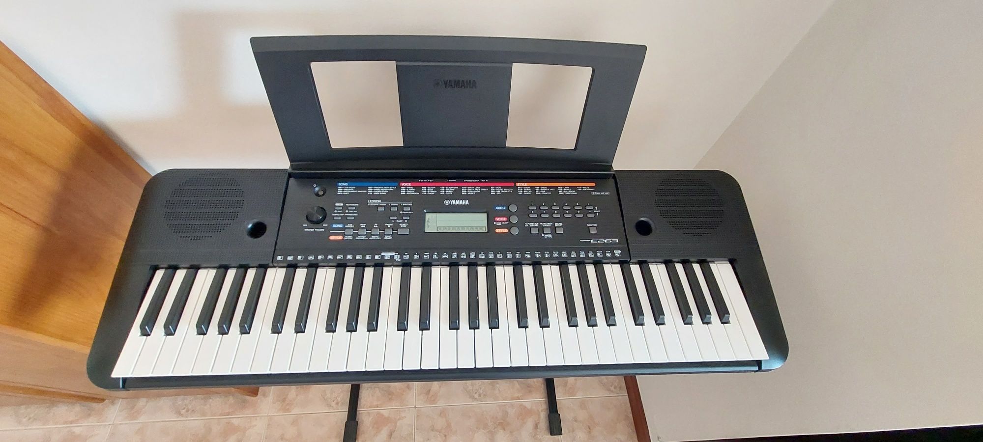 Teclado yamaha PSR E263 + suporte + banco