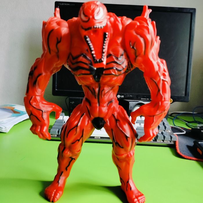 Фигурка Веном красный новый без не каких царапин