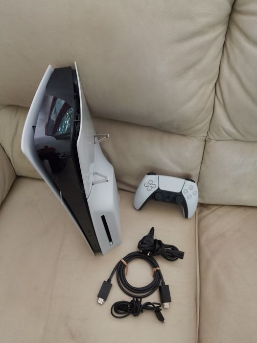 Konsola PS 5 Slim 1 Tb z napędem+ Pad +iokablowanie JAK NOWA