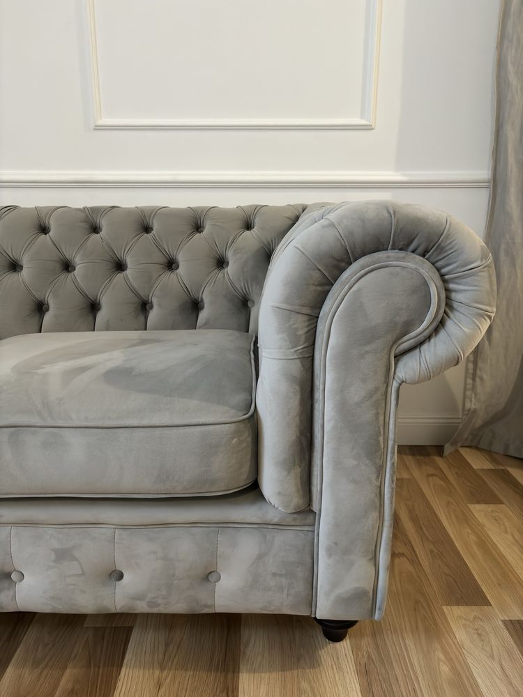 Sofa pluszowa plusz Chesterfield szara 2os. Jak Nowa