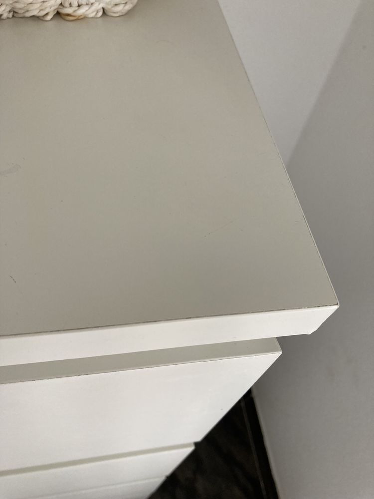 Cómoda Malm com 4 gavetas