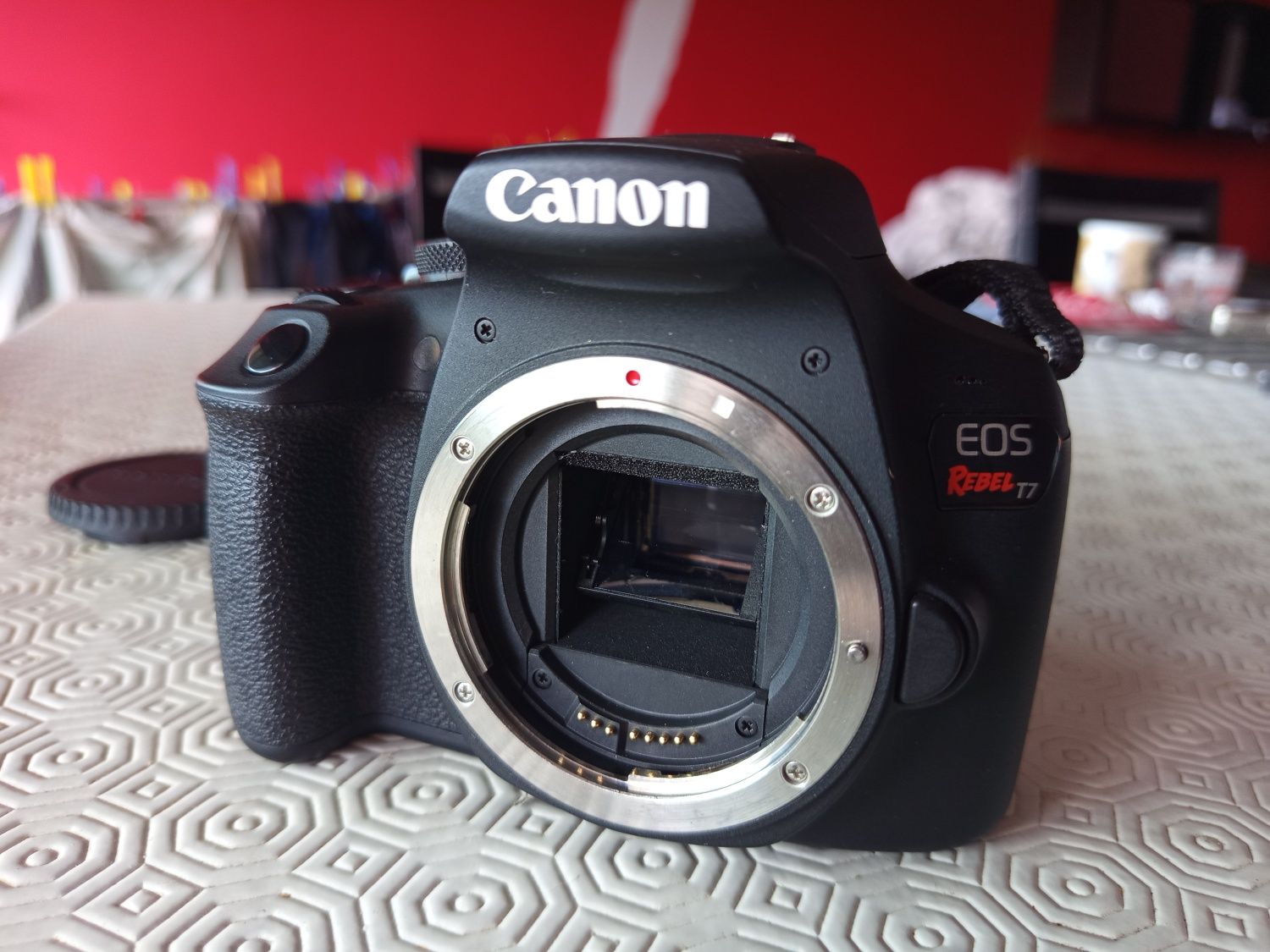 Canon T7  - 24MP
