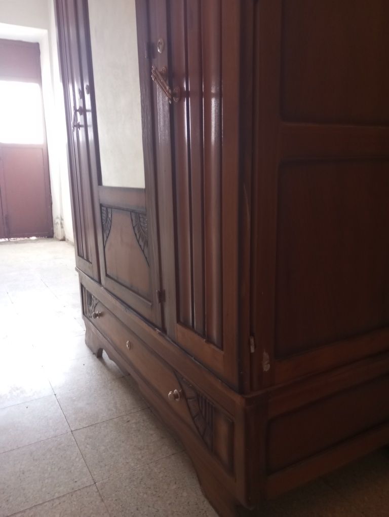 Roupeiro Português Vintage