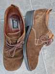 Sapatos castanhos de pele.