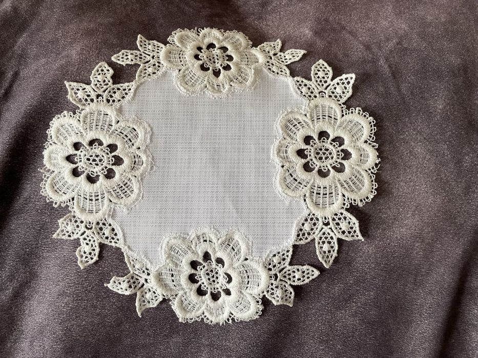 Декоративні серветки та доріжки. Вишивка, мереживо, ручна робота