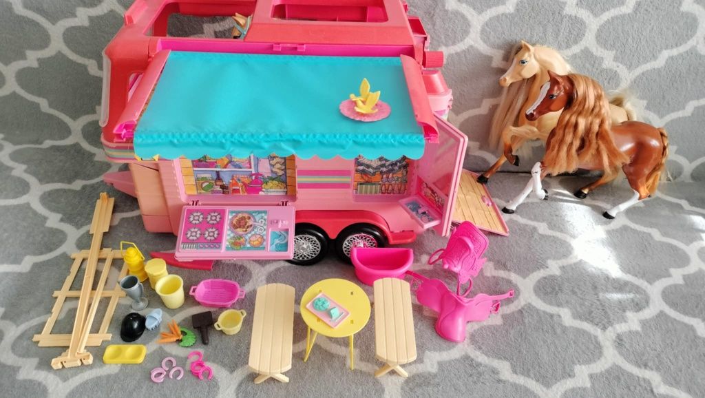 Kamper Barbie z konmi