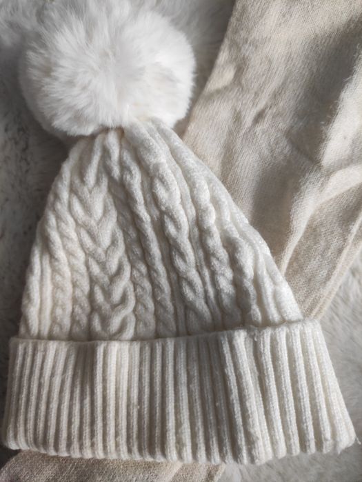 Komplet czapka i szalik dla dziewczynek w wieku 4+ lat. Stan dobry.