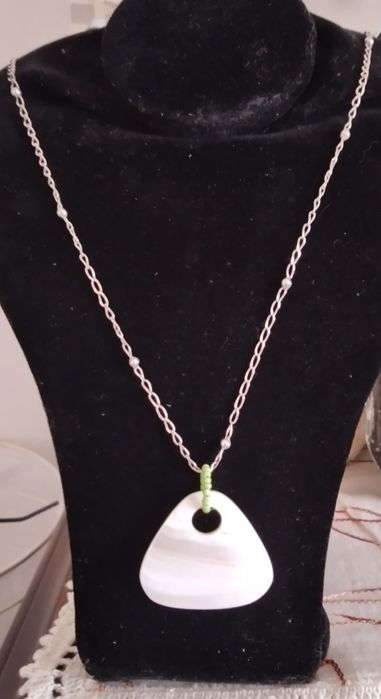 Colar de prata com bolinhas antigo. Oferta de pendente madrepérola