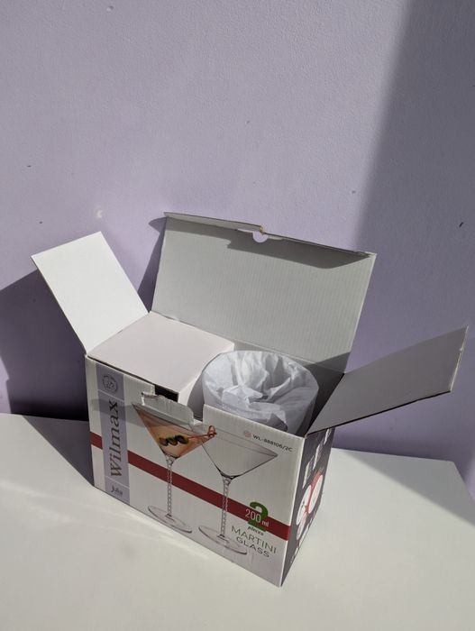 Нові  келихи для мартіні Wilmax 200 мл на тонкій довгій ніжці