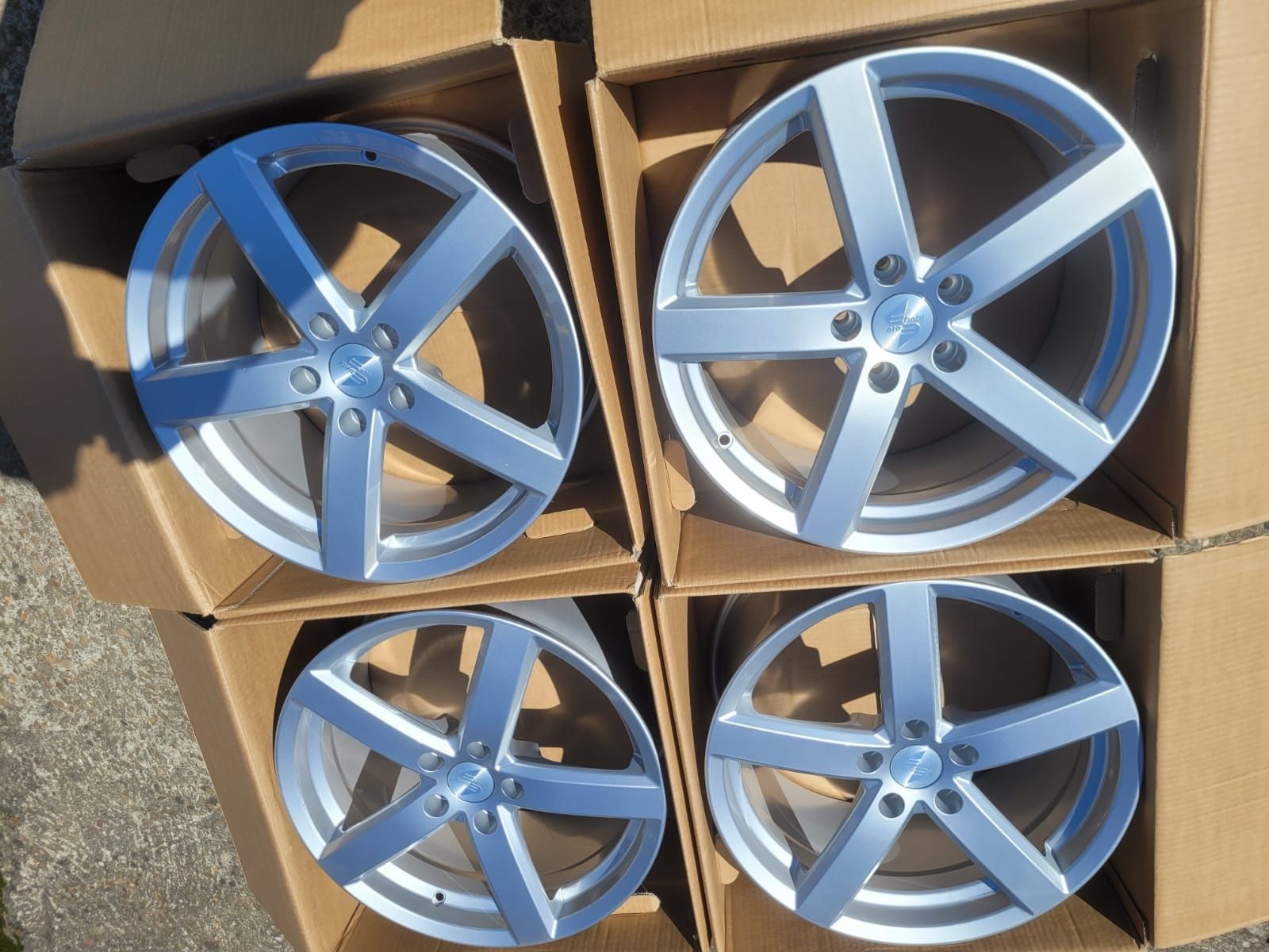 Felgi aluminiowe 5x112 8j 38 9j et 49 18" przód tył.