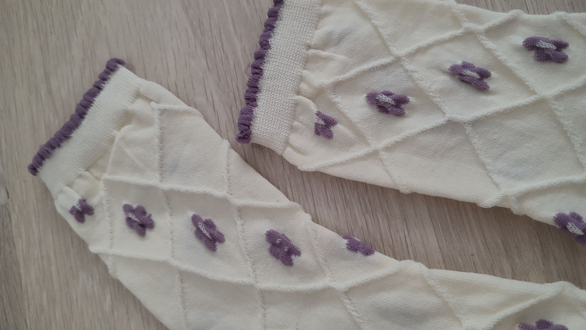 Białe zdobione skarpetki z wzorkiem i falbanka dla kobiet -botki
