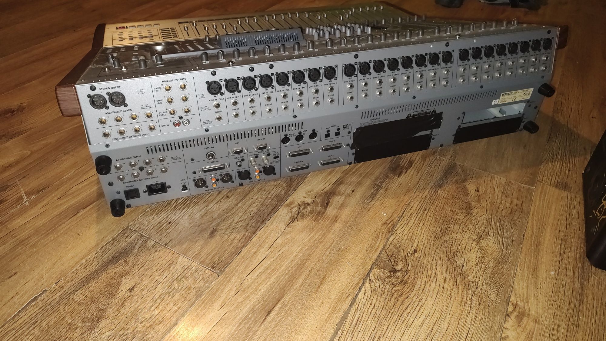 Mixer audio - TASCAM DM-4800 + meterbridge